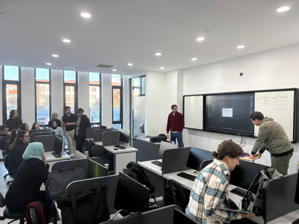 Bilgisayar Mühendisliği Öğrencilerimiz Lise Öğrencilerine Module Projelerini Tanıttı.